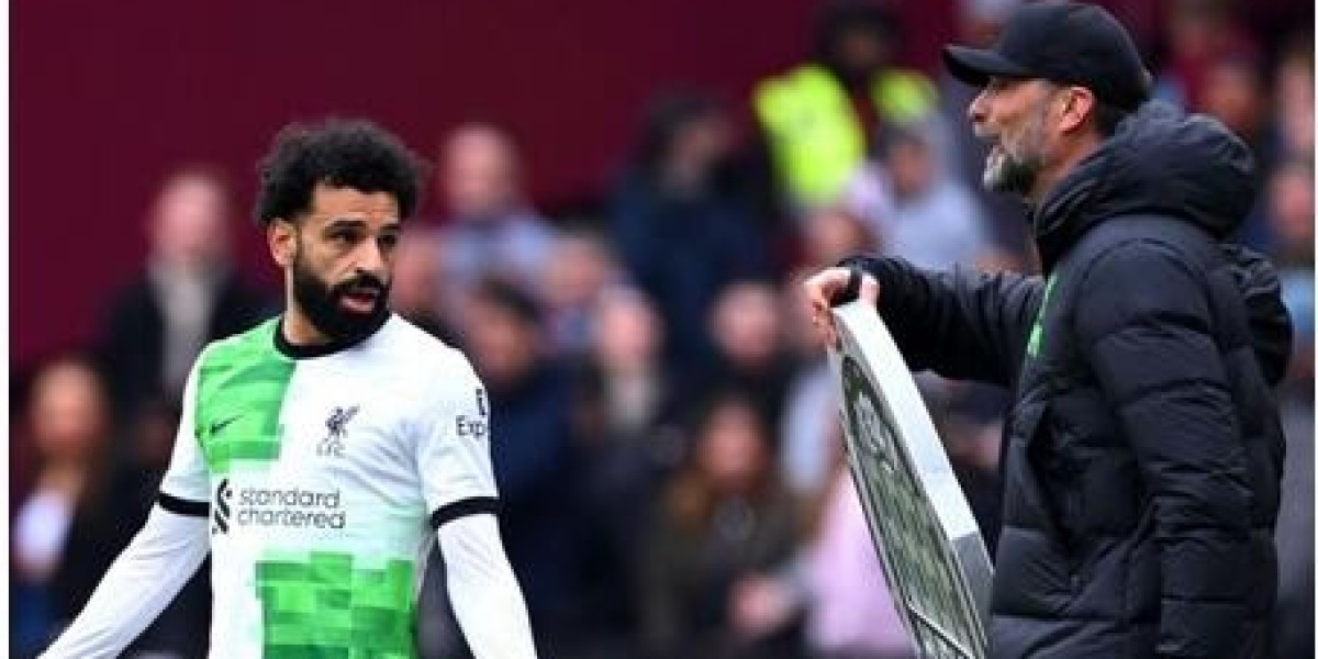 "Det er over", sier Jürgen Klopp etter en åpenbar krangel med Mohamed Salah ved sidelinjen